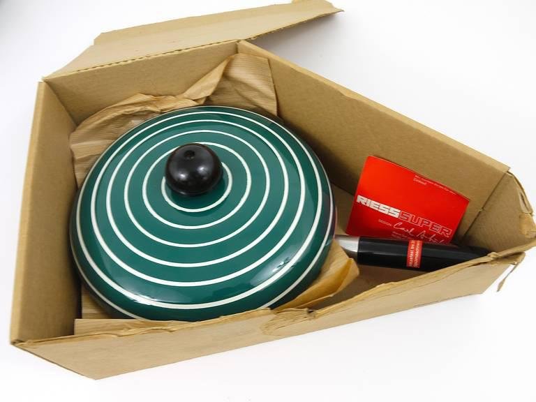 Poêle avec couvercle émaillée attribuée à Carl Auböck pour Riess ...