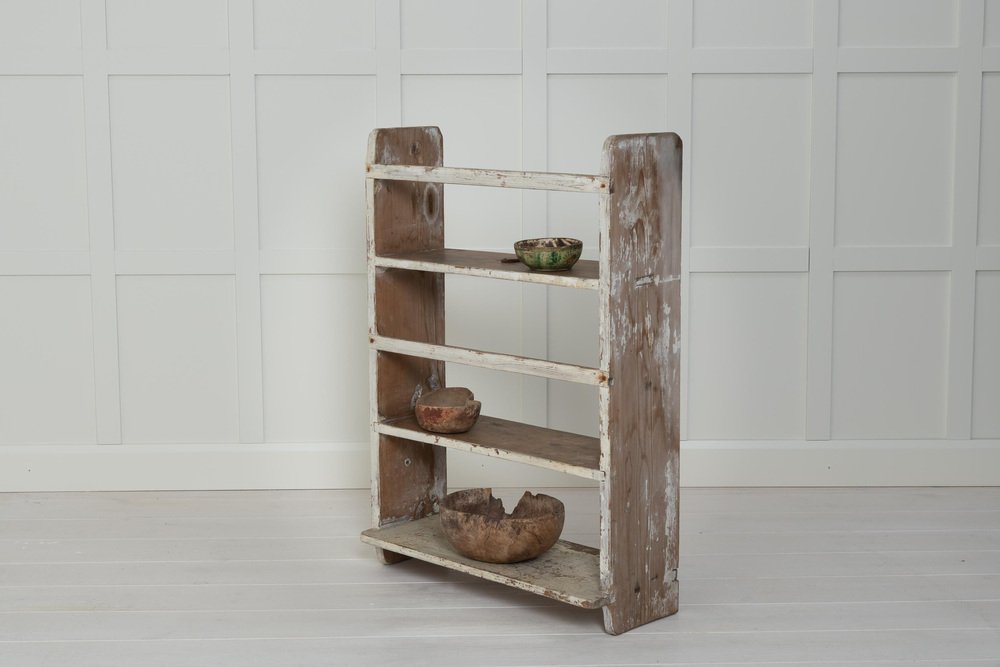 Schwedisches rustikales Wandregal mit Volkskunst bei Pamono kaufen Schwedisches rustikales Wandregal mit Volkskunst bei Pamono kaufen