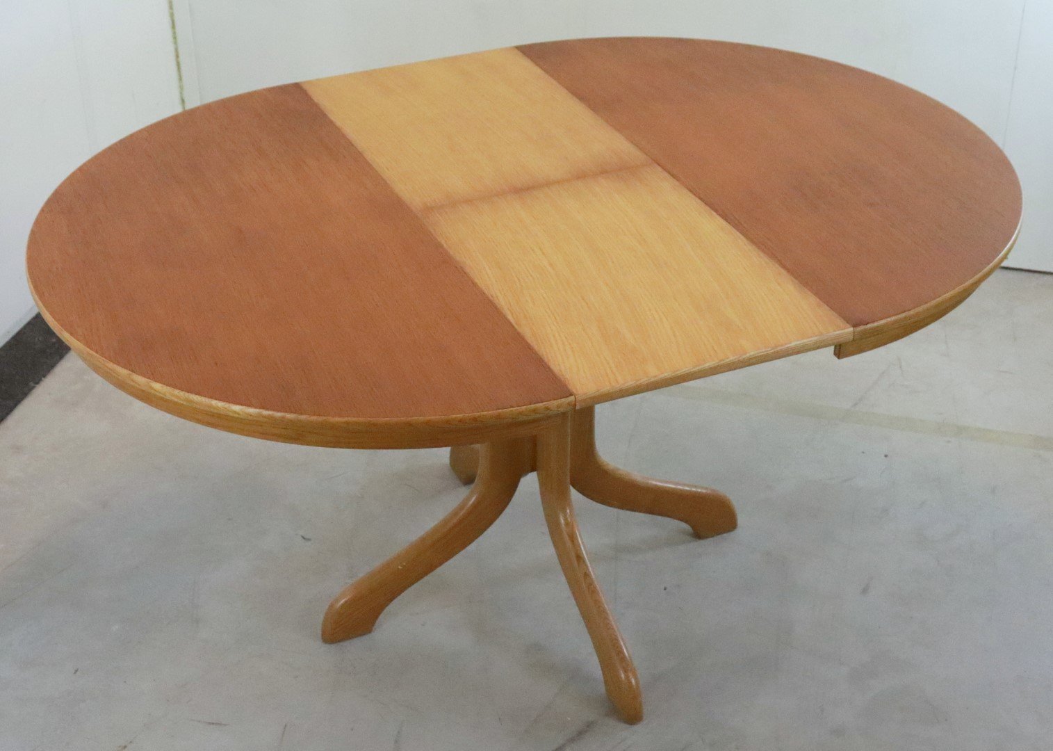 Survivor Round Dining Room Table for sale at Pamono
