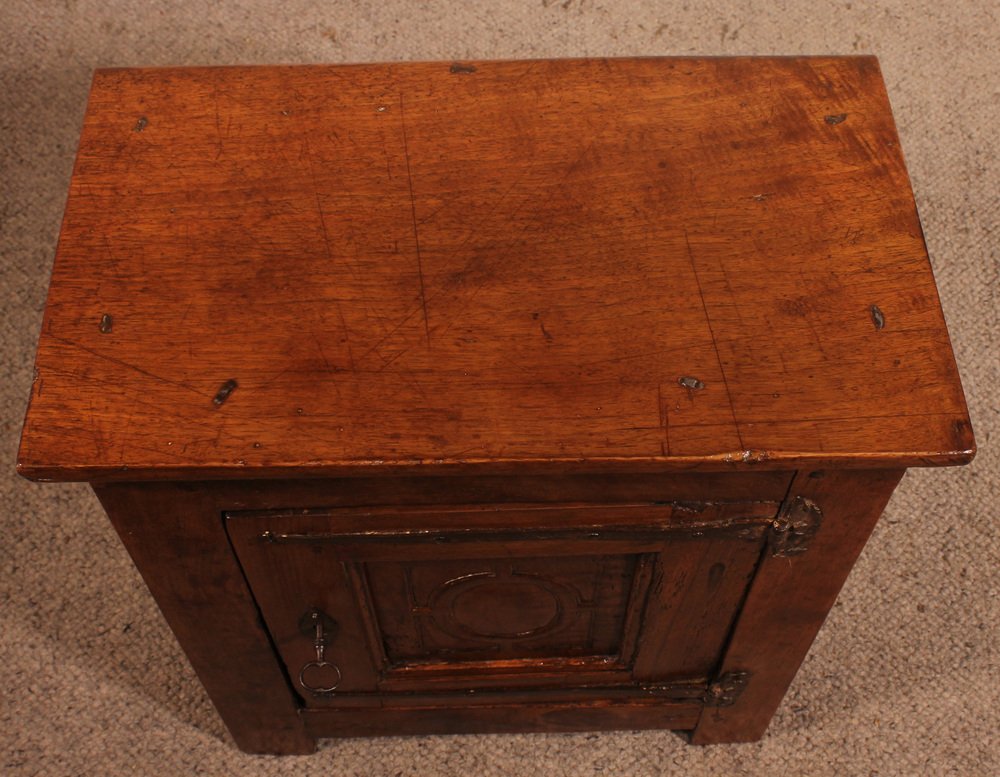 17th Century Spanish Bedside Table for sale at Pamono