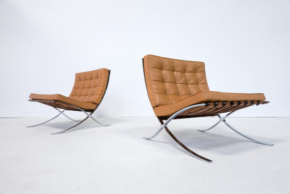 Sedie Barcelona di pelle color cognac di Mies van der Rohe per Knoll