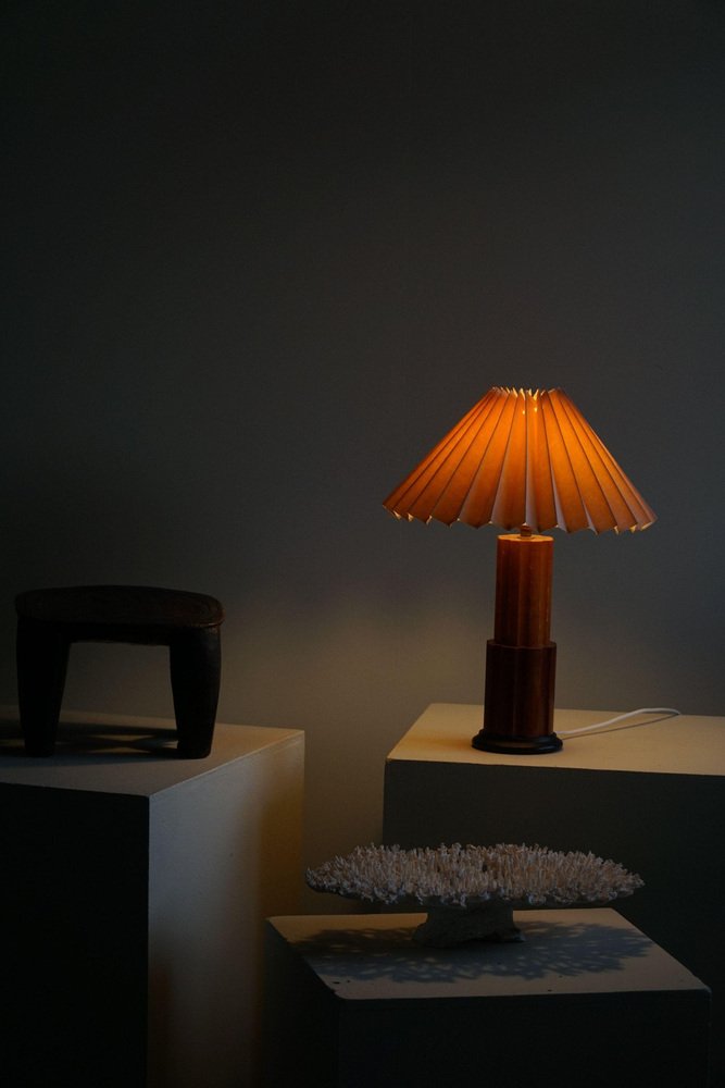 Skulpturale dänische Art Deco Tischlampe aus Holz, 1930er bei Pamono kaufen