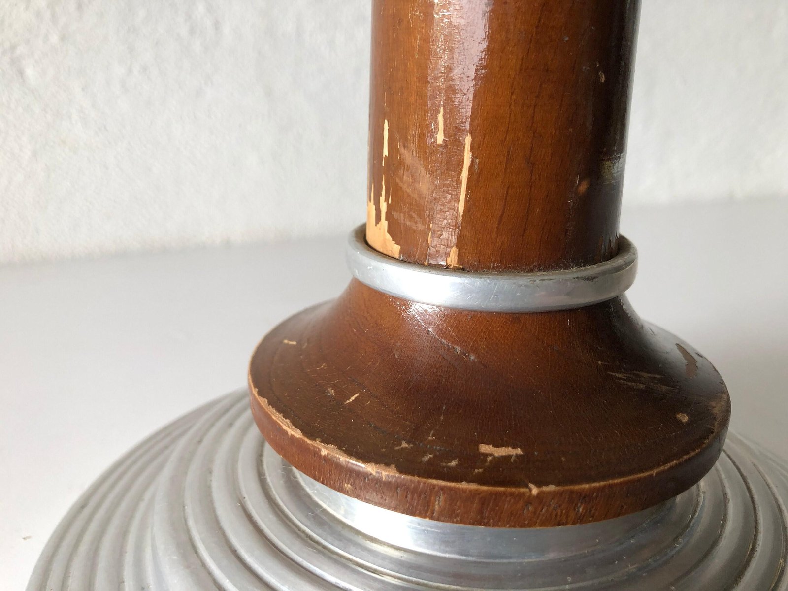 Runder französischer Art Deco Tisch aus Aluminium &amp; Holz mit ...