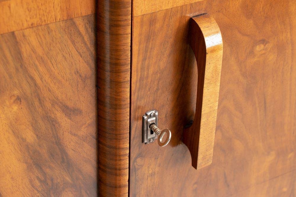 Britischer Art Deco Kleiderschrank aus Nussholz mit Wolkenkratzer Front ...