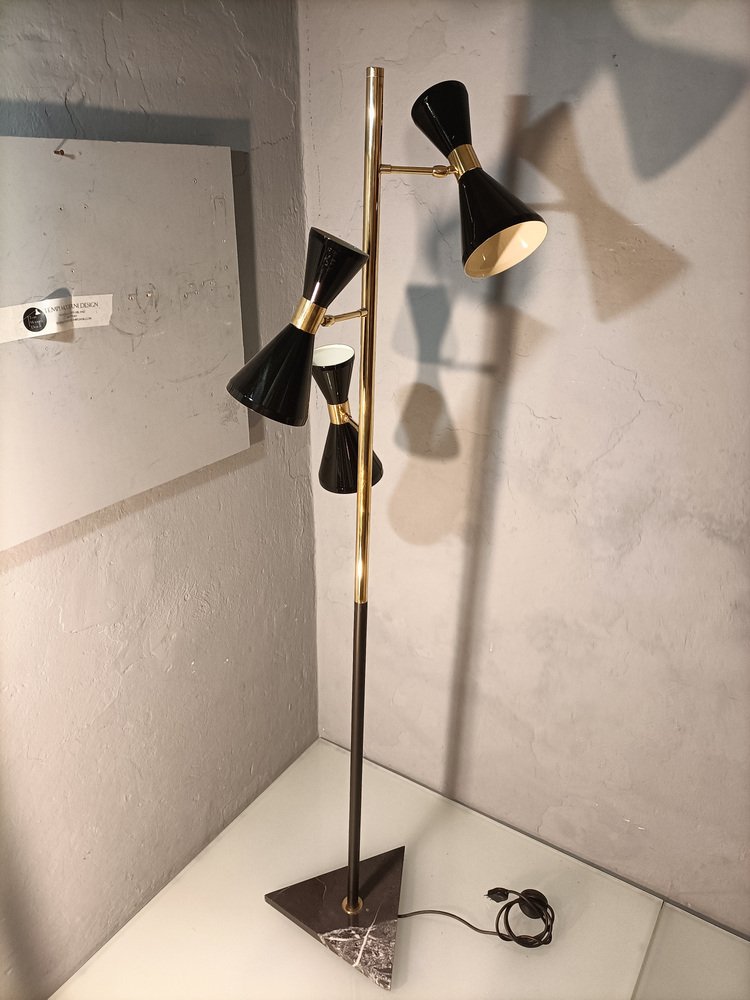 Lampada da terra orientabile di design minimalista in nero | €60 Lampada da terra orientabile di design minimalista in nero | €60