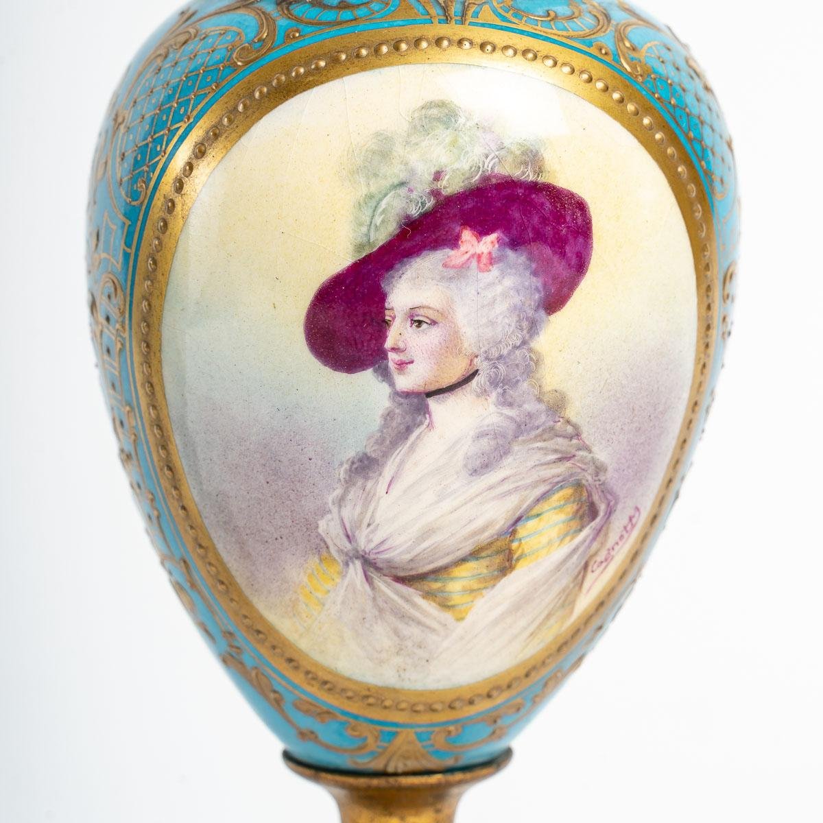 Questo Negozio Offre Vasi Antichi in Porcellana, Vasi Cloisonné e Lampade a Sosp