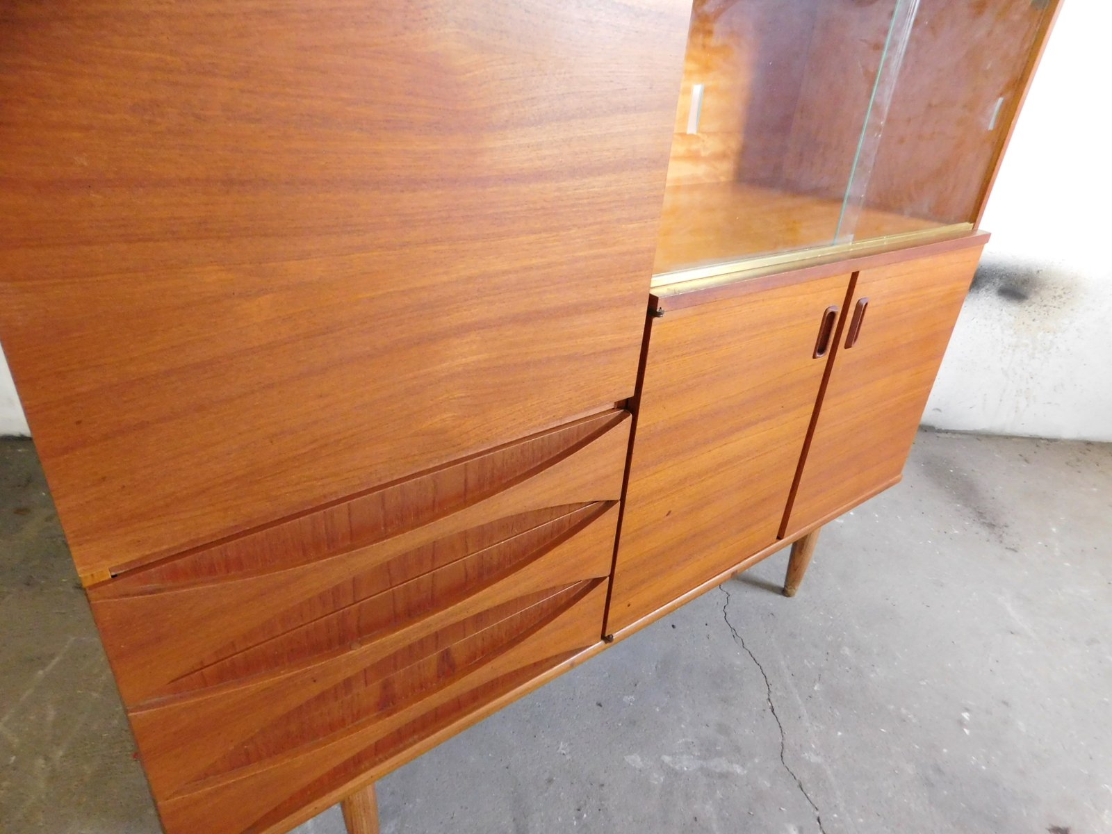 Credenza grande in teak con ante scorrevoli in vetro, anni '60 in vendita su Pamono
