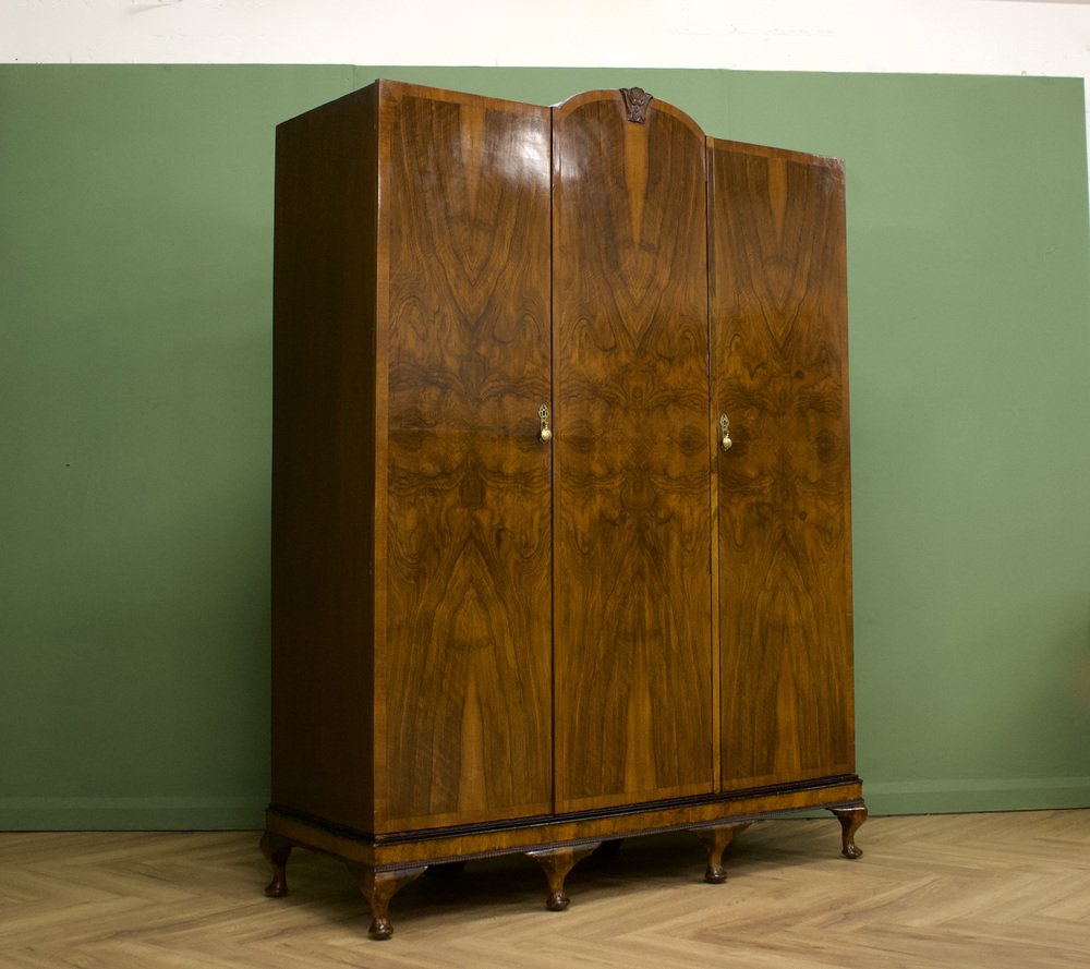 Britischer Art Deco Kleiderschrank aus Wurzelholz, 1930er bei Pamono kaufen