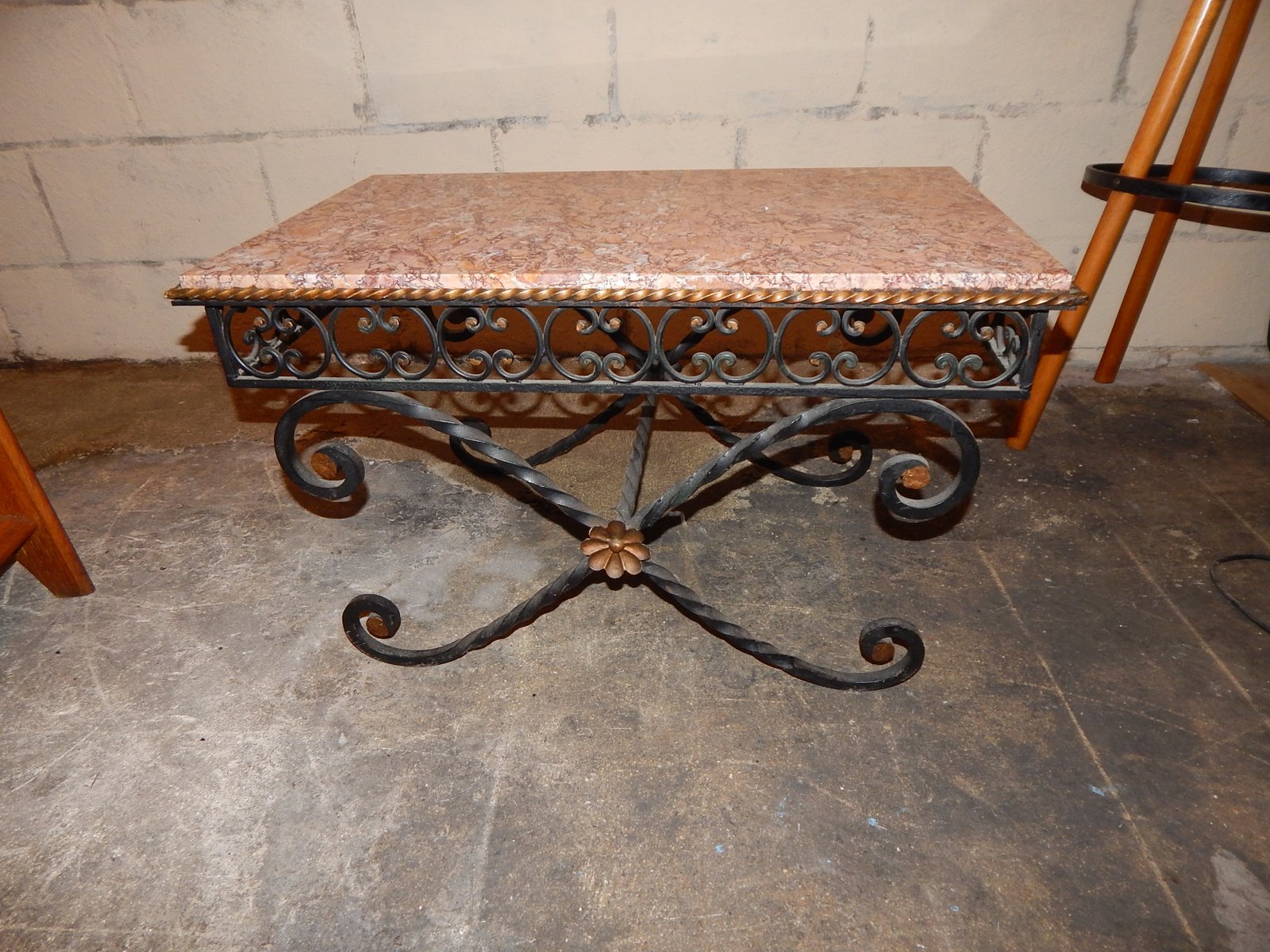 Mesa de centro vintage de hierro forjado y mármol, años 30 en venta en