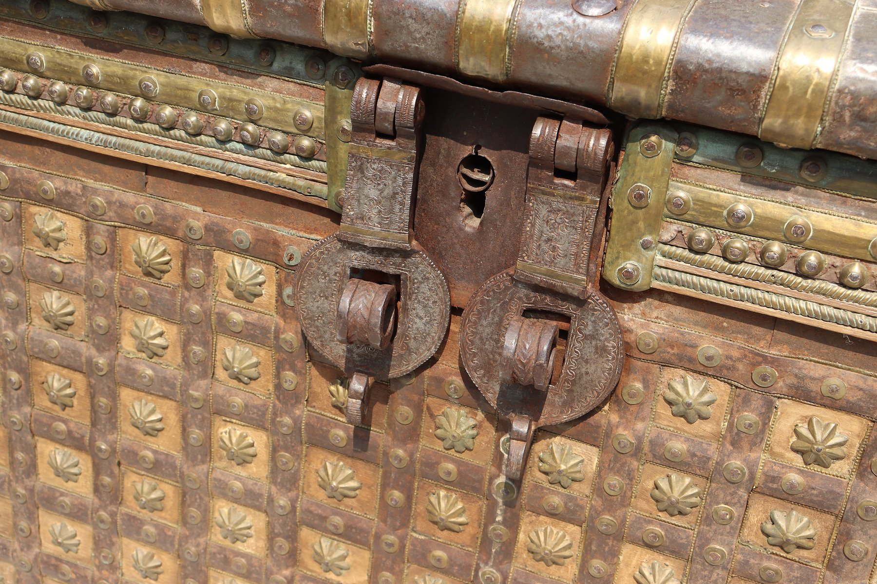 Vintage Indian Dowry Chest on Wheels, 1920s for sale at Pamono