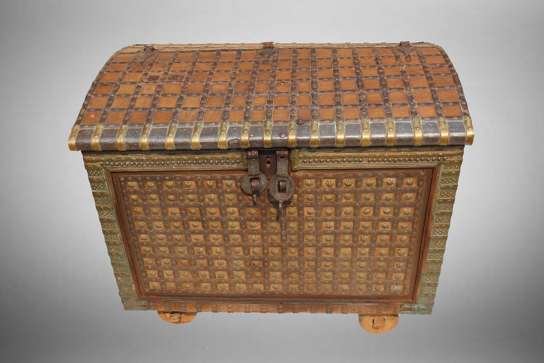 Vintage Indian Dowry Chest on Wheels, 1920s for sale at Pamono