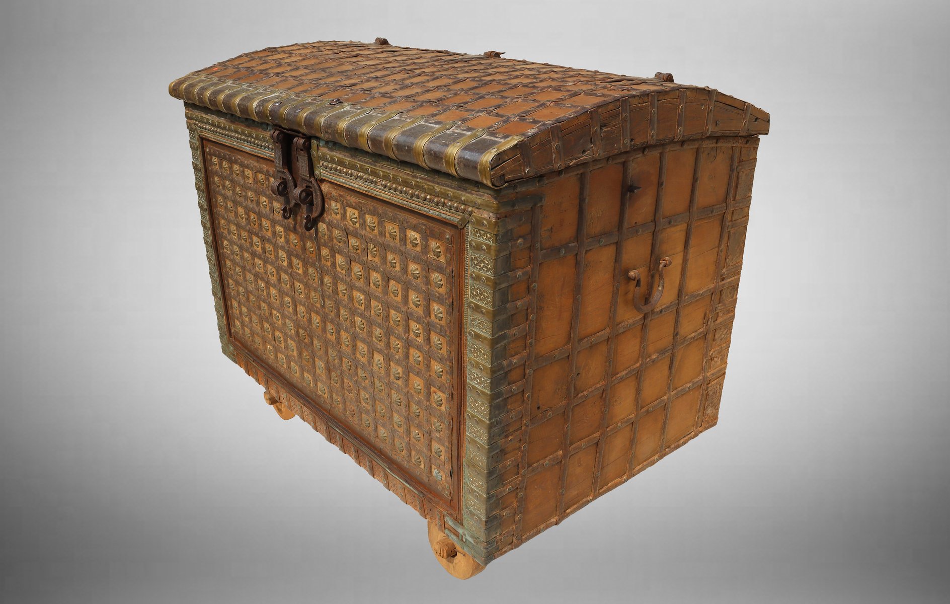 Vintage Indian Dowry Chest on Wheels, 1920s for sale at Pamono