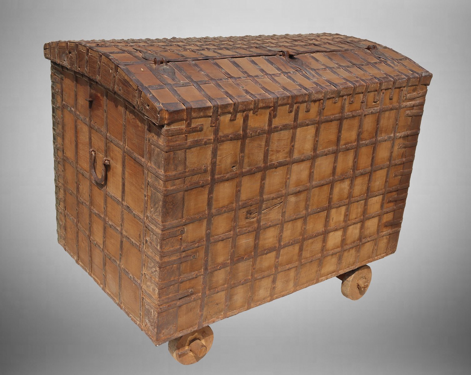 Vintage Indian Dowry Chest on Wheels, 1920s for sale at Pamono