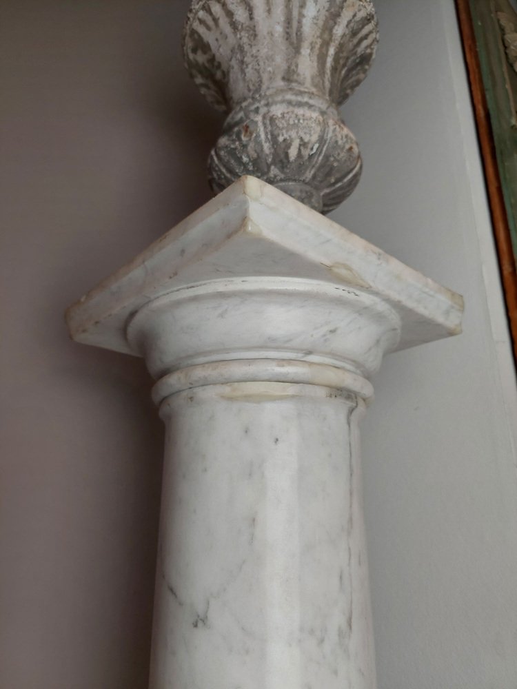 3d Rendering Del Piedistallo Di Marmo Bianco Isolato Sullo Sfondo Nero Cornice Deco Dell Arte Aurea Anello Gradini Cilindri Minimo Image156203289