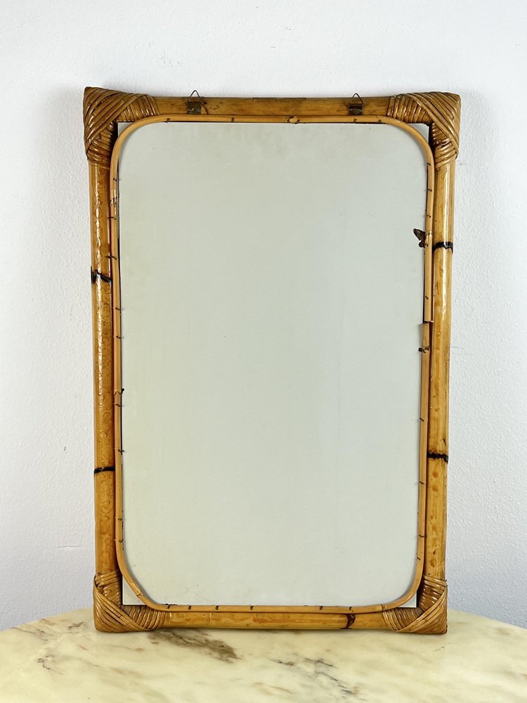 Specchio vintage in legno dorato decorato