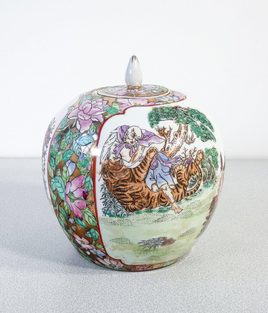 Painted Porcelain Qianlong Nian Zhi Vase, Cina for sale at Pamono