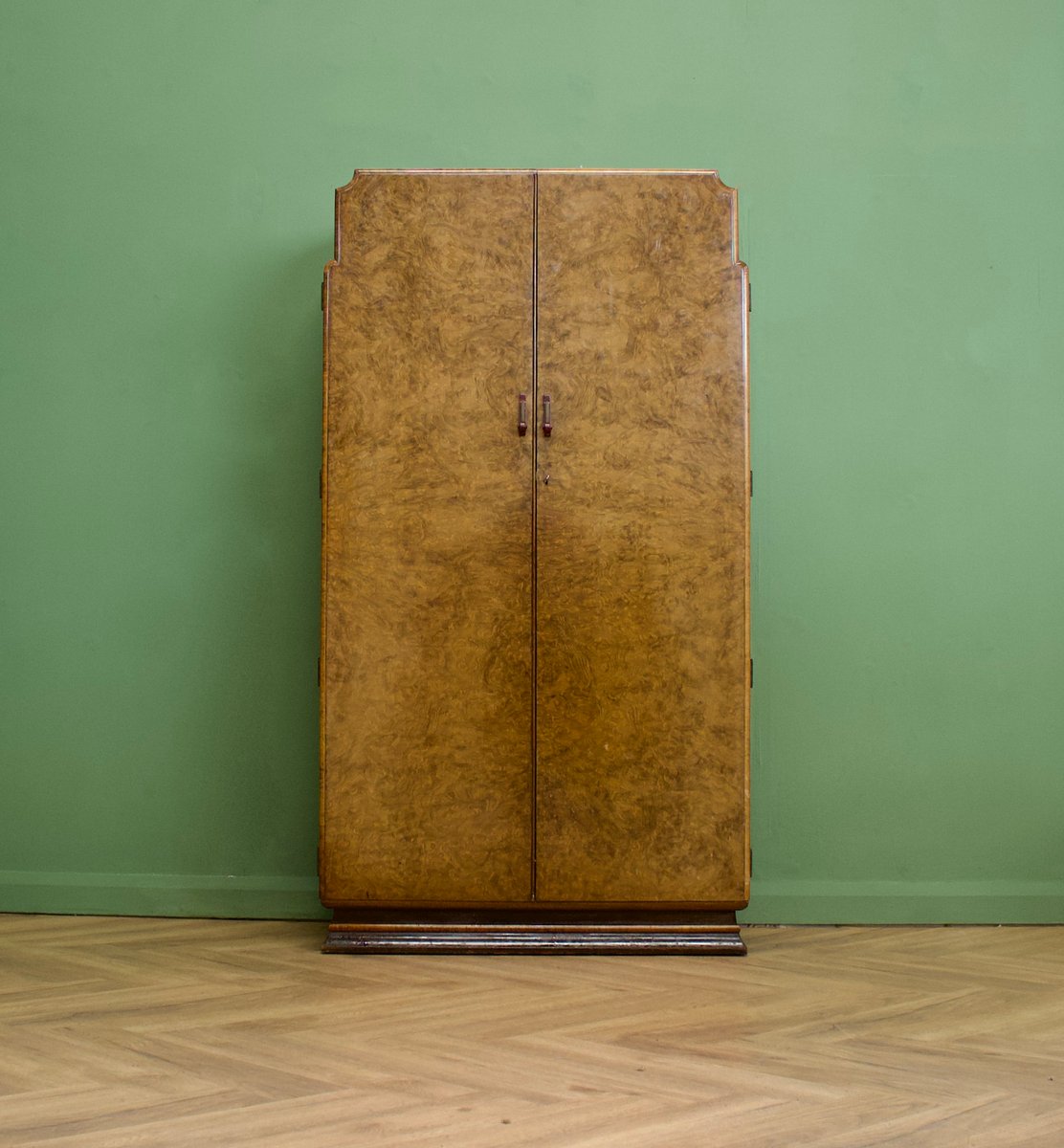 Kompakter britischer Art Deco Kleiderschrank aus Wurzelholz, 1930er bei ...