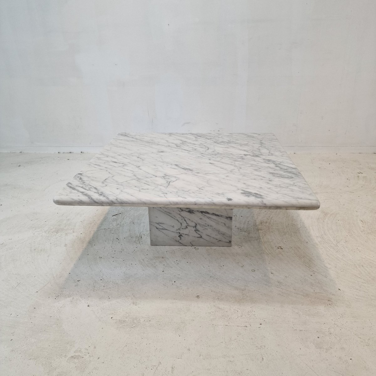 Italian Carrara Marble Coffee Table, 1980s for sale at Pamono