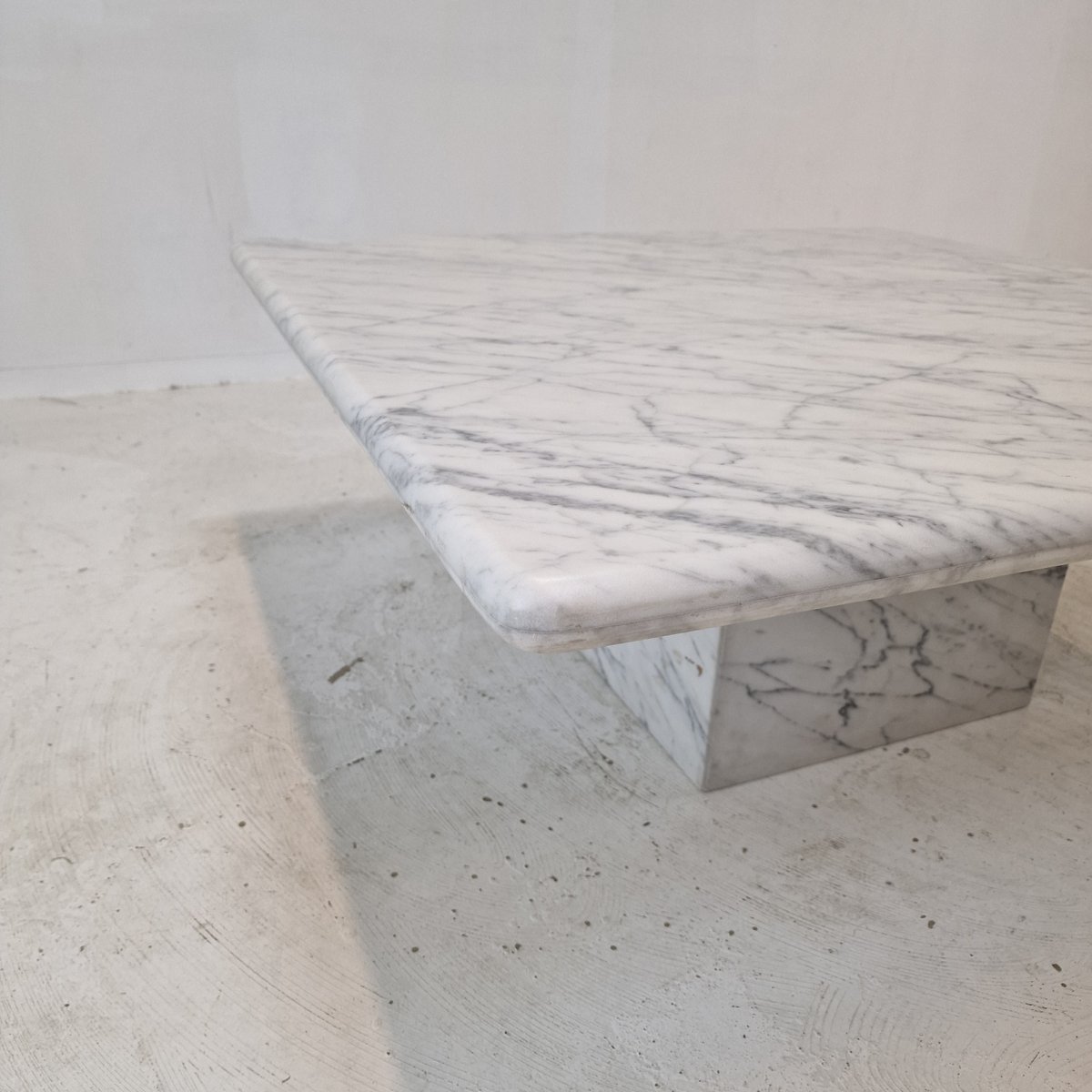 Italian Carrara Marble Coffee Table, 1980s for sale at Pamono