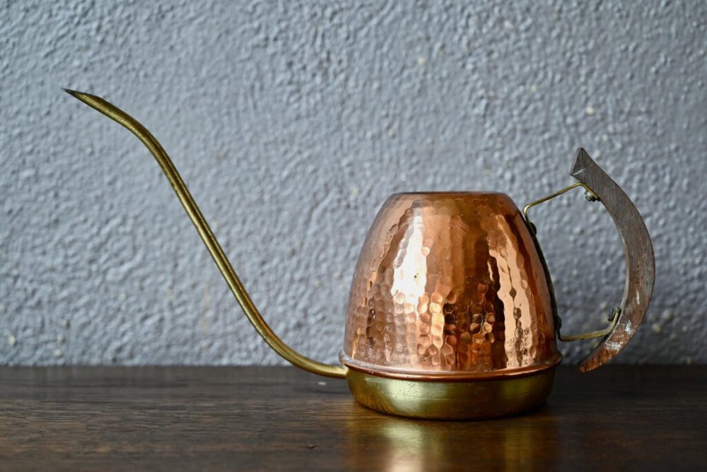 Gießkanne aus gehämmertem Kupfer, 1960er bei Pamono kaufen