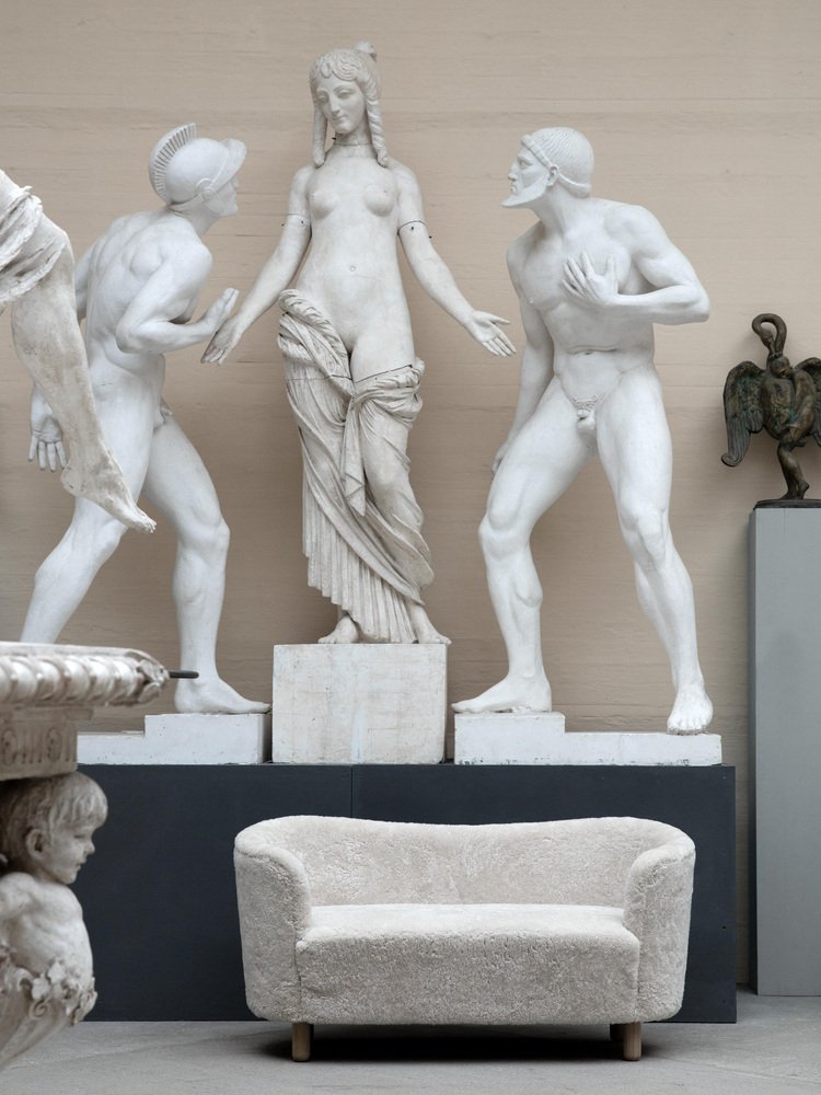 Mingle Sofa aus geräuchertem Schafsfell in Off White von Lassen bei ...