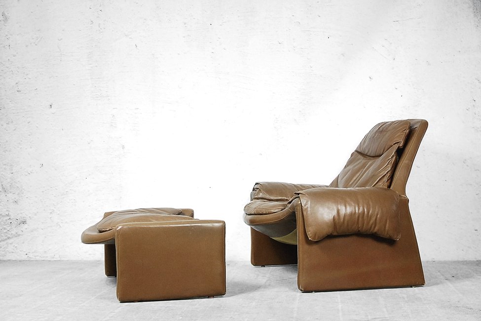 Italian Proposals Leather Lounge Chair With Ottoman By Vittorio Italian Proposals Leather Lounge Chair With Ottoman By Vittorio Introini For Saporiti 1960s