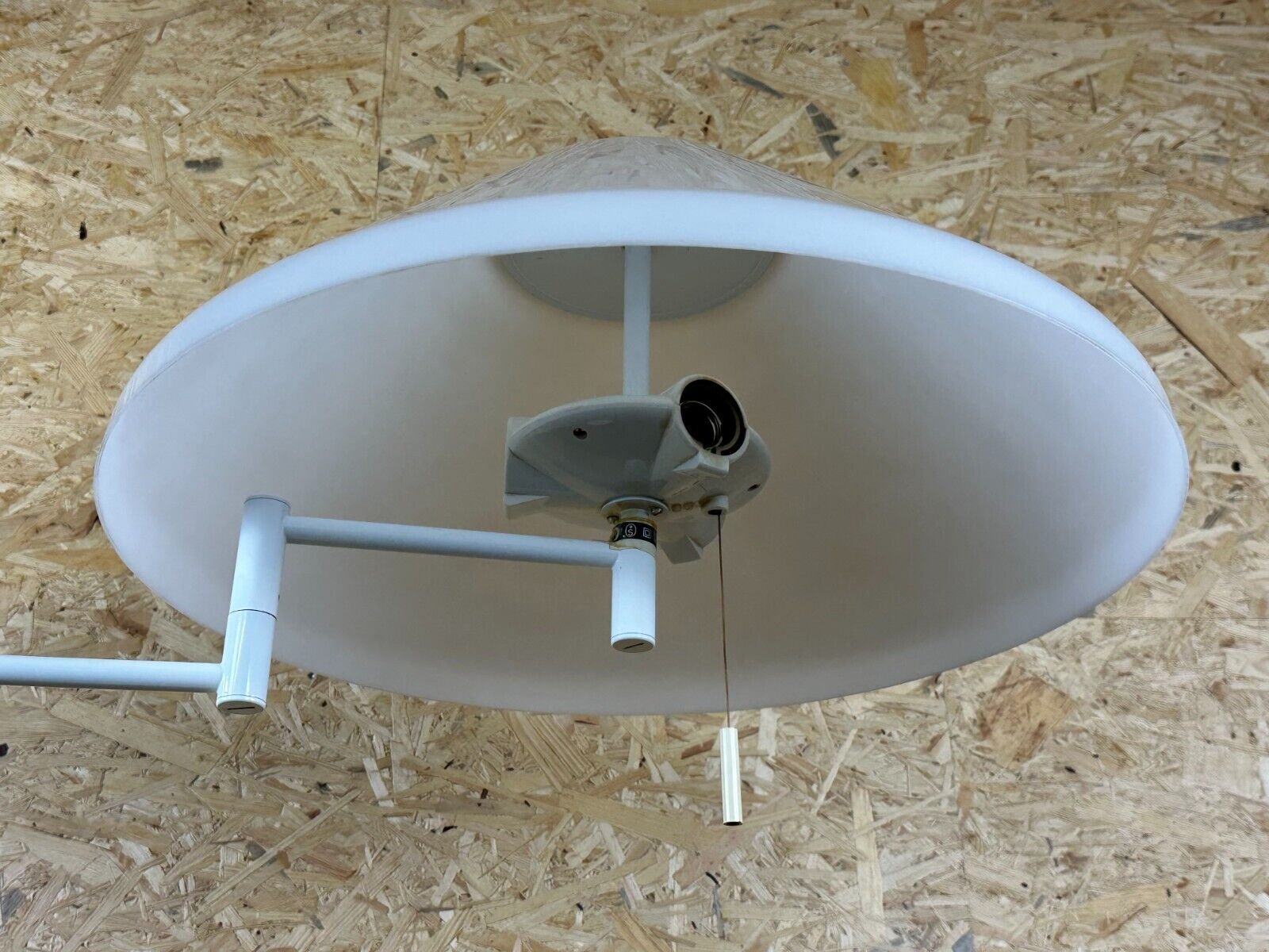 A closer look at Ergonomic Metal Deck Lamp