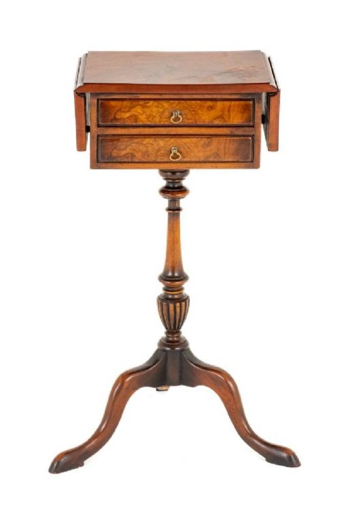 Queen Anne Occasional Table in Walnut, 1920s for sale at Pamono