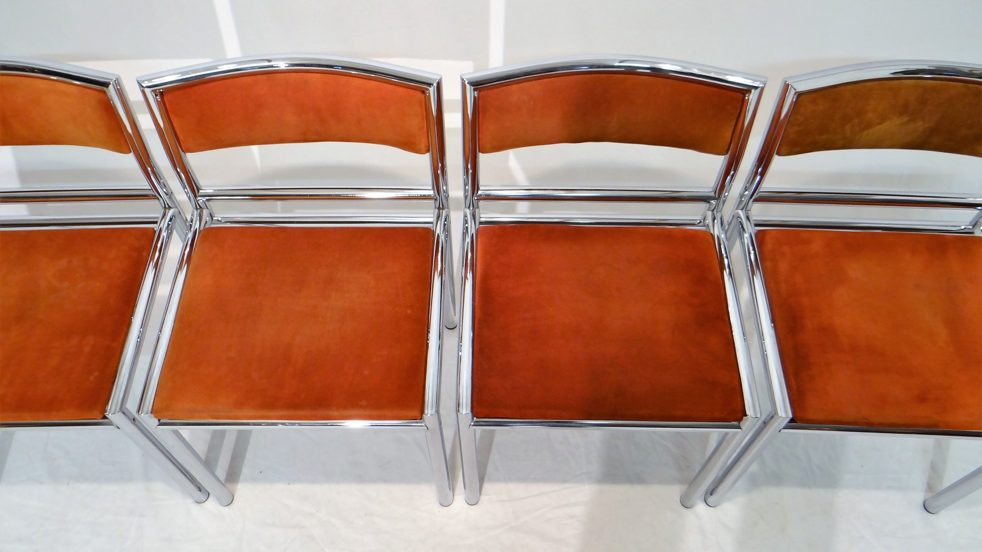 Sillas de comedor Mid-Century de cromo tubular y cuero. Juego de 4 en