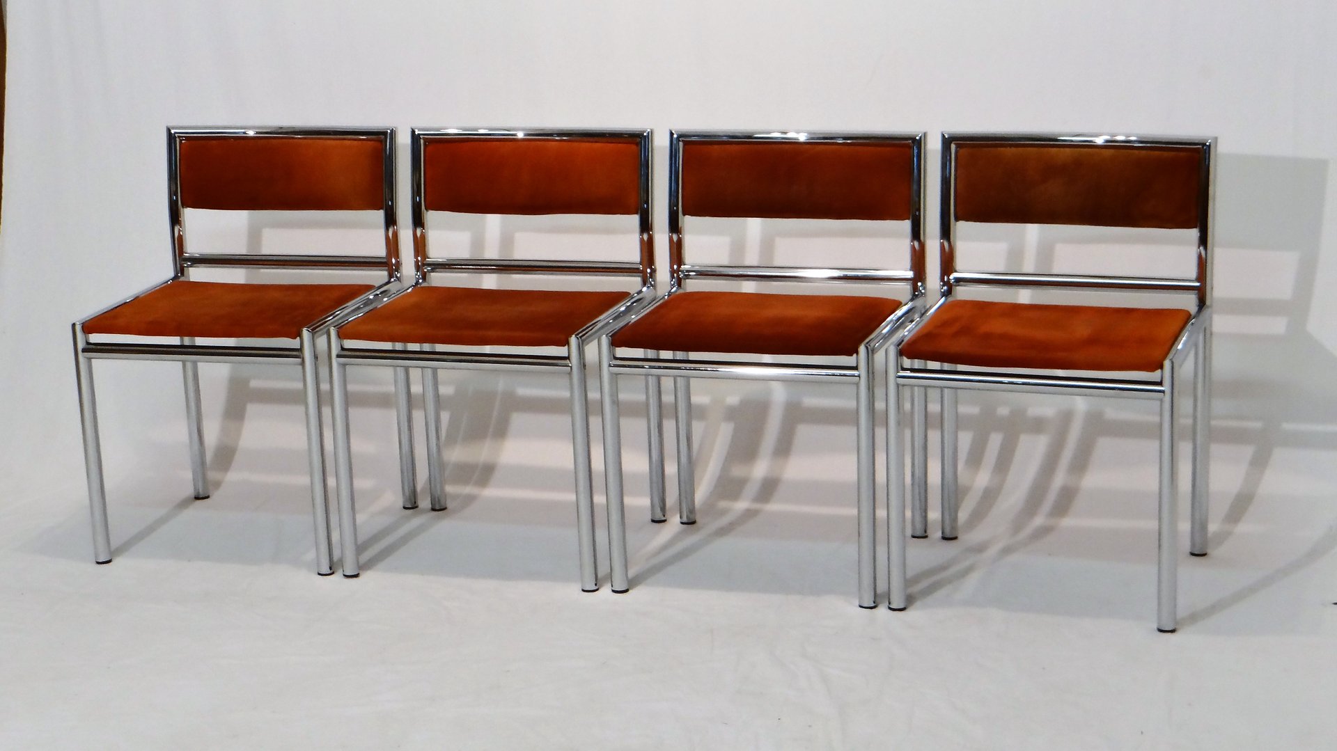 Sillas de comedor Mid-Century de cromo tubular y cuero. Juego de 4 en