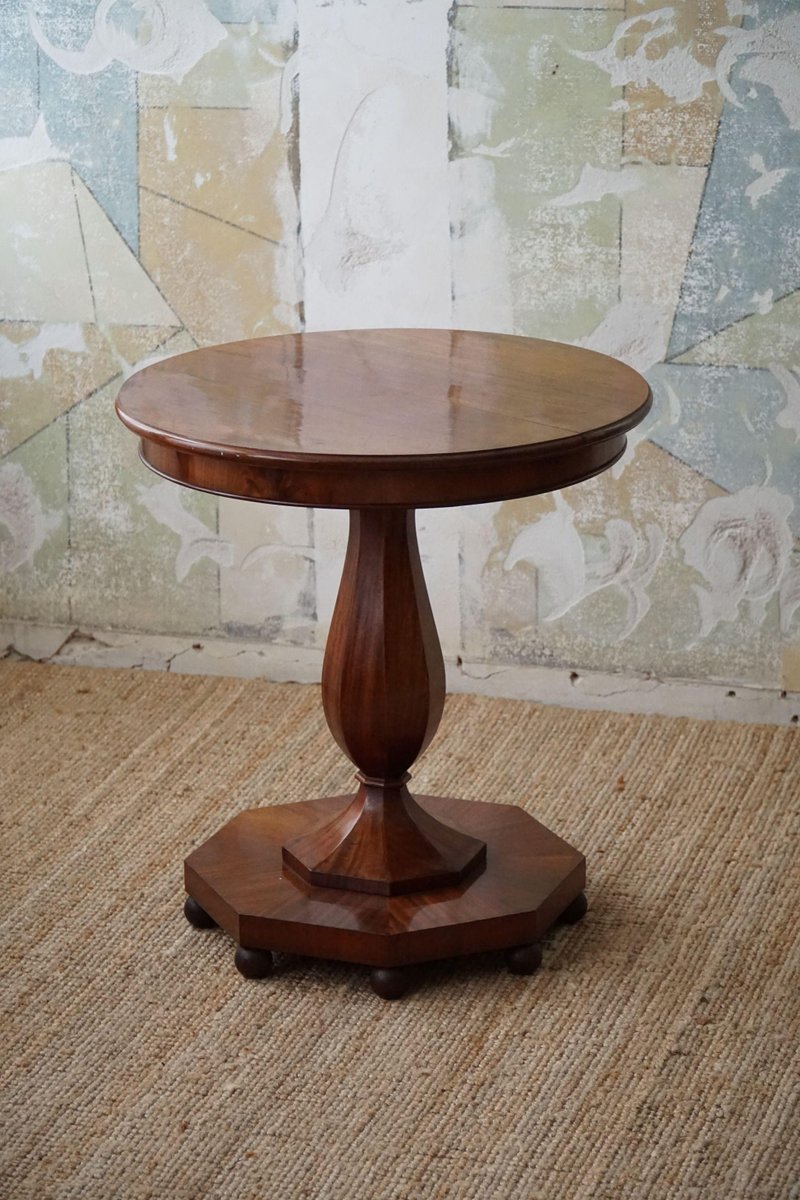 Art Deco Round Pedestal Side Table in Walnut, 1940s for sale at Pamono