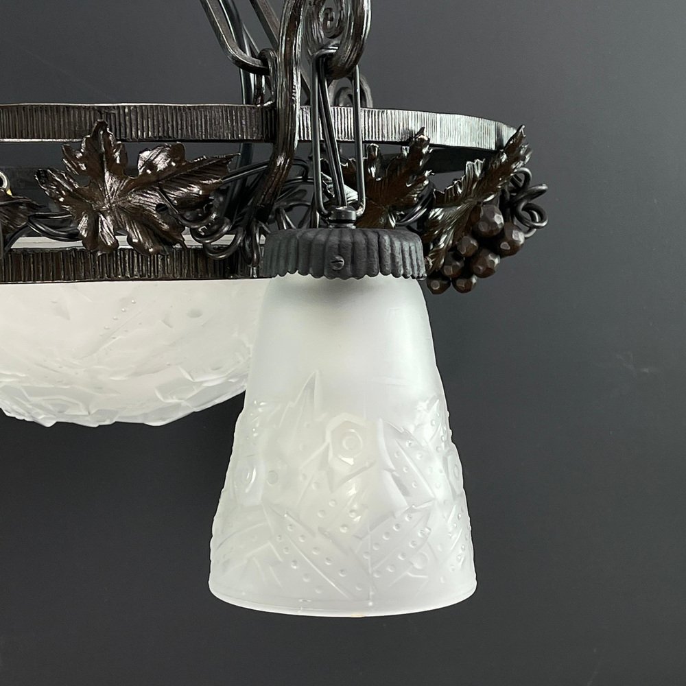Lustre Art Déco En Fer Forgé Et Pâte De Verre Soufflee Par Muller Freres Luneville Fran