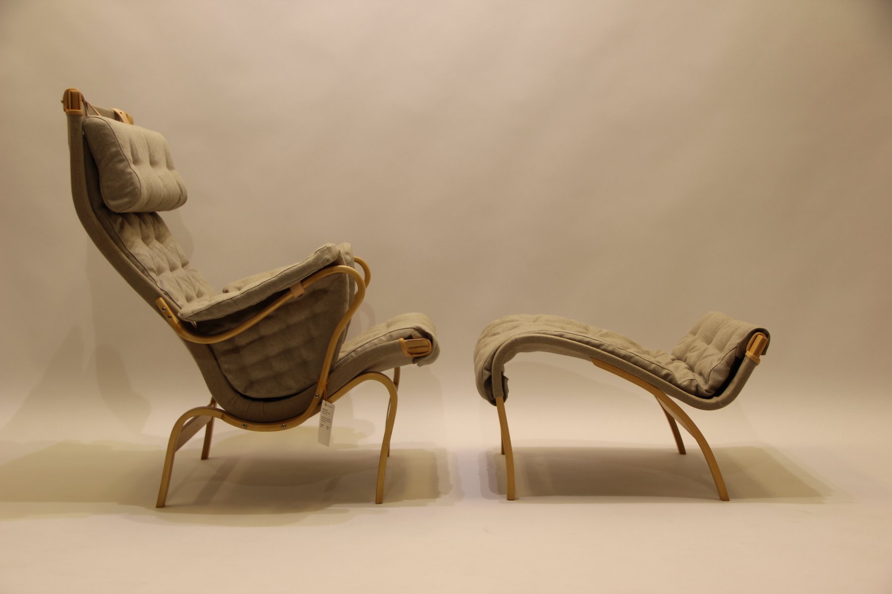 Poltrona Pernilla sueca y otomana de Bruno Mathsson para Dux, años 60