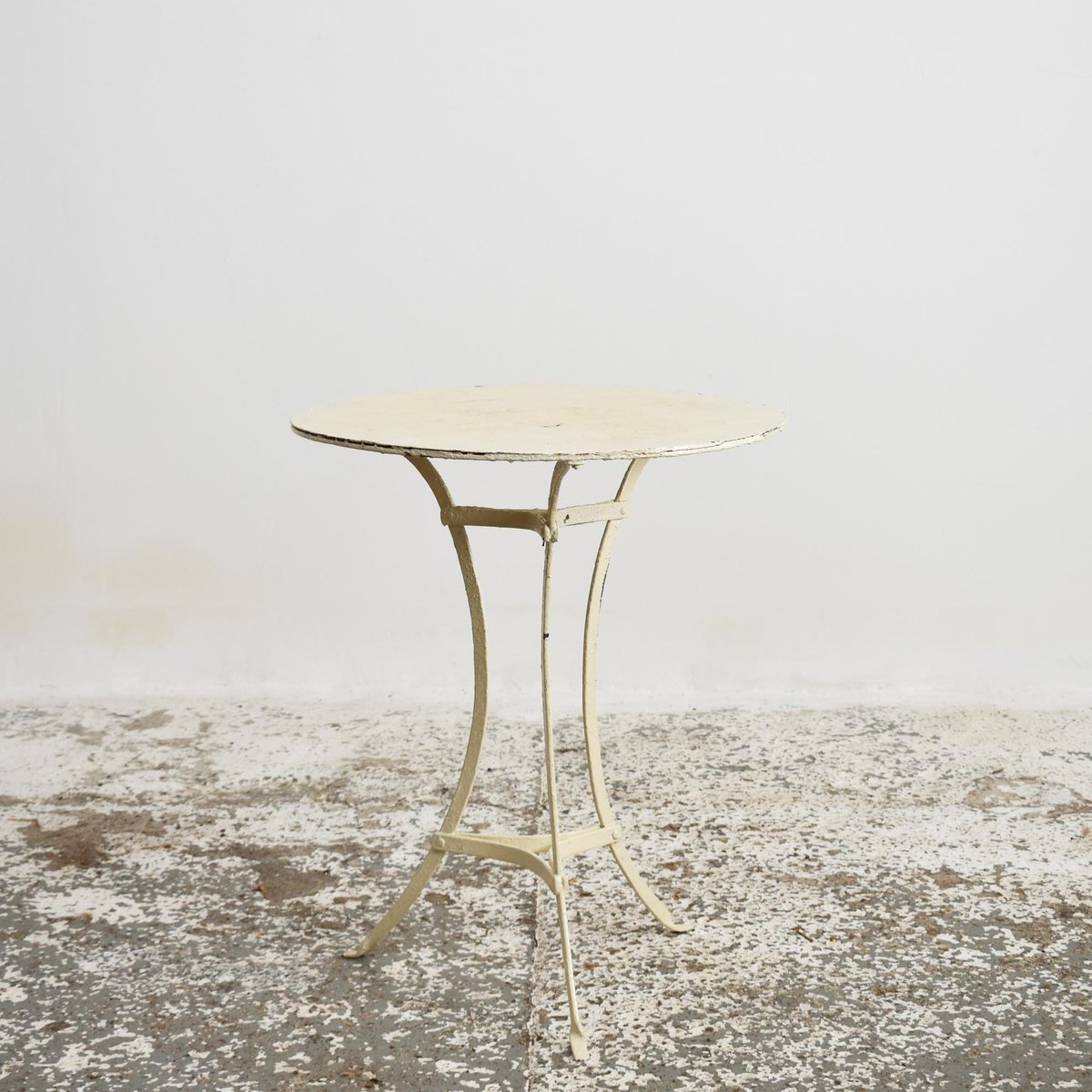 Kleiner Französischer Vintage Garten Bistrotisch, 1920er bei Pamono kaufen