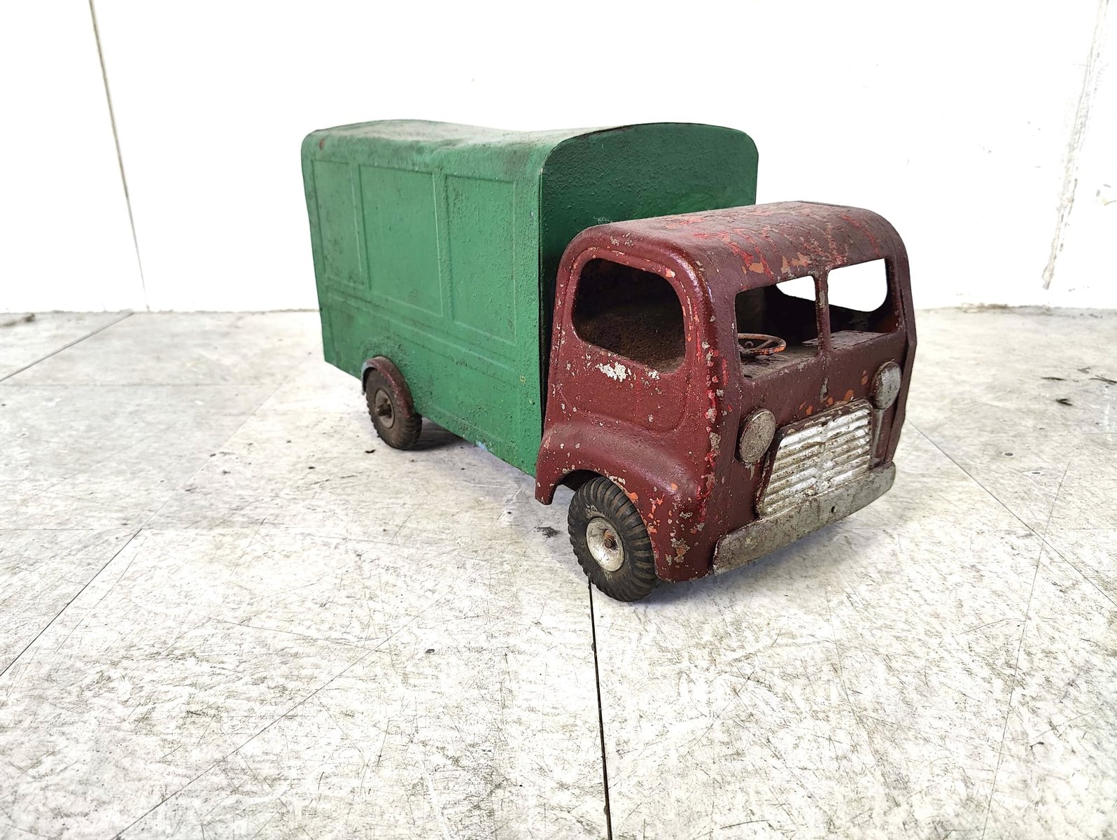 1903509 Vintage Tri-Ang Tin Toy Car, 1950s for sale at Pamono