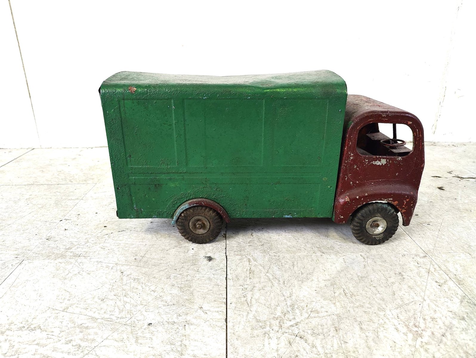 1903509 Vintage Tri-Ang Tin Toy Car, 1950s for sale at Pamono