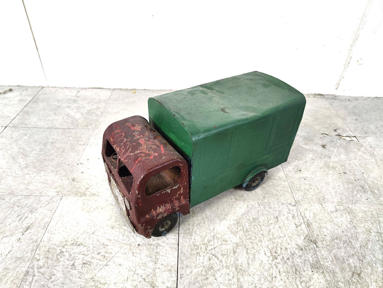 1903509 Vintage Tri-Ang Tin Toy Car, 1950s for sale at Pamono