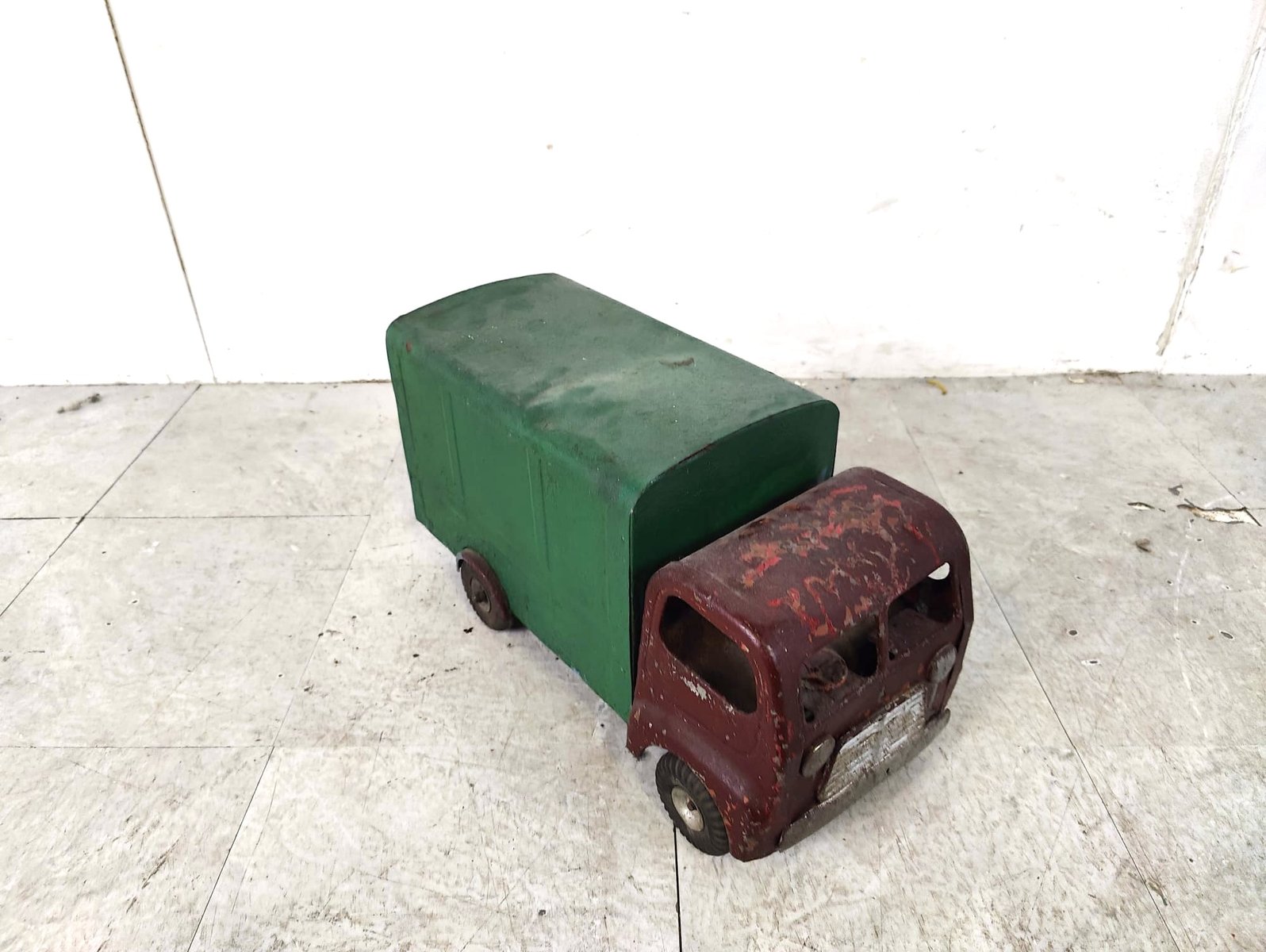 1903509 Vintage Tri-Ang Tin Toy Car, 1950s for sale at Pamono