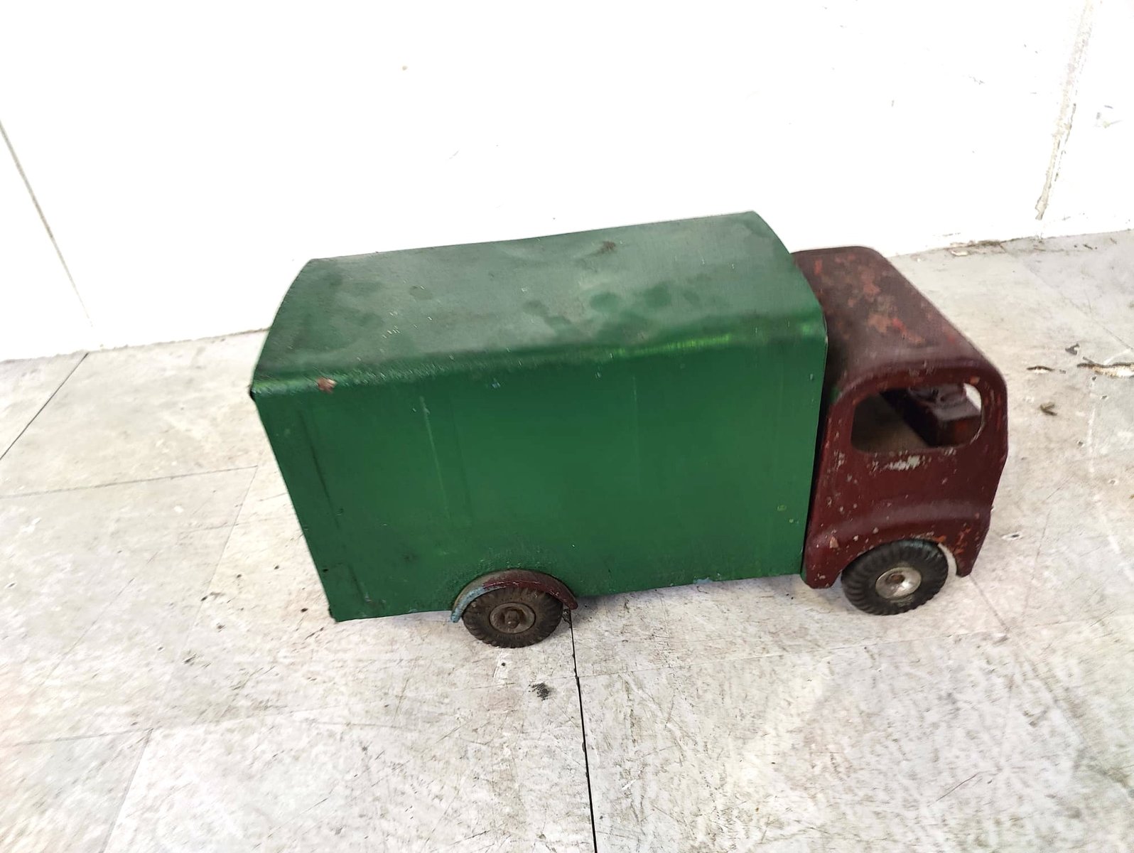 1903509 Vintage Tri-Ang Tin Toy Car, 1950s for sale at Pamono