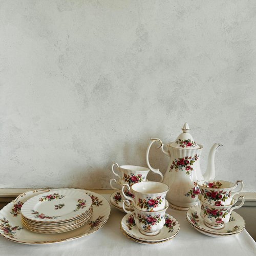 Lot - A 41 Piece Royal Albert Moss Rose Part Dinner Service