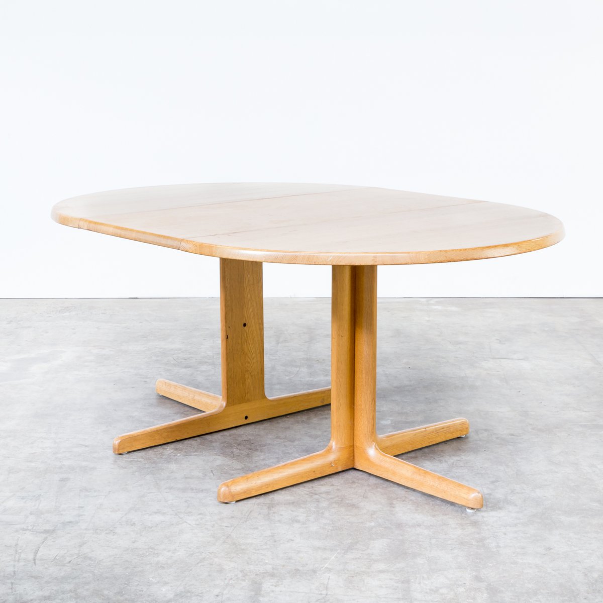 Mesa de comedor de roble macizo de Niels Bach AS, años 60 en venta ... Mesa de comedor de roble macizo de Niels Bach AS, años 60 en venta ...