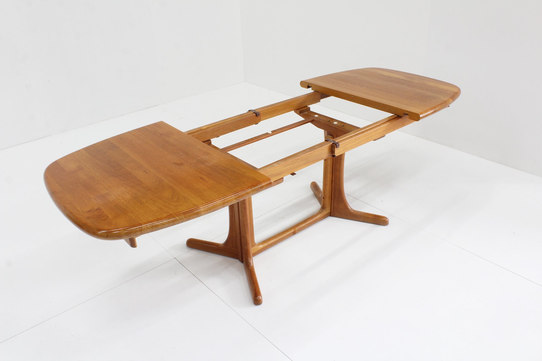 Vintage Danish Oval Extendable Dining Table, 1960s for sale at Pamono