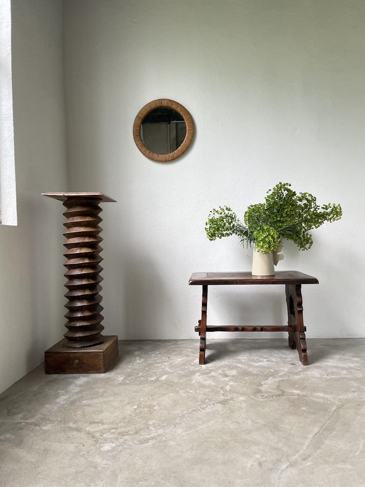 Table basse brutaliste en chêne avec un plateau