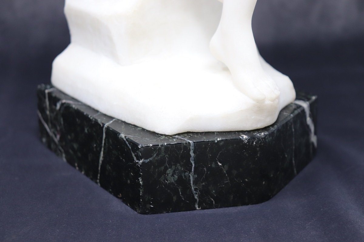 Art Deco Sculpture in White Carrara Marble, 1920s for sale at Pamono