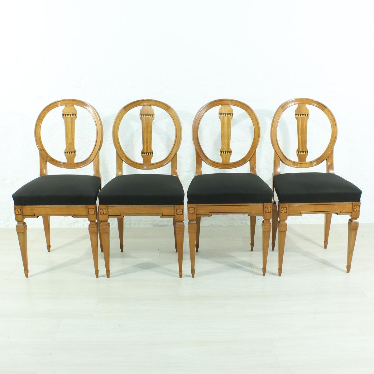 Sedie Luigi XVI, fine XVIII secolo, set di 4 in vendita su Pamono Sedie Luigi XVI, fine XVIII secolo, set di 4 in vendita su Pamono