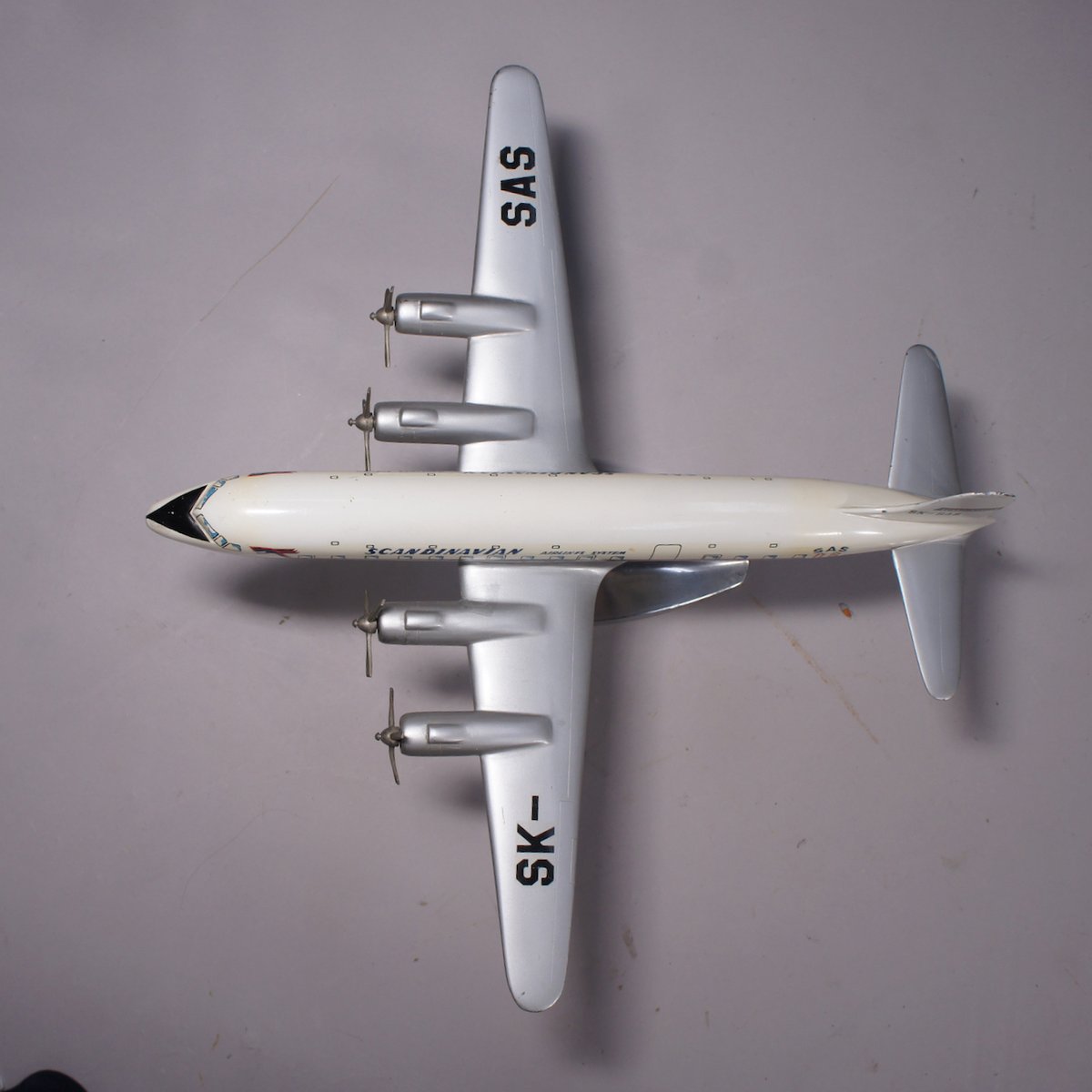 Douglas DC-3 Metall-Modellbausatz - 3D Flugzeugmodell Mit 146 Teilen
