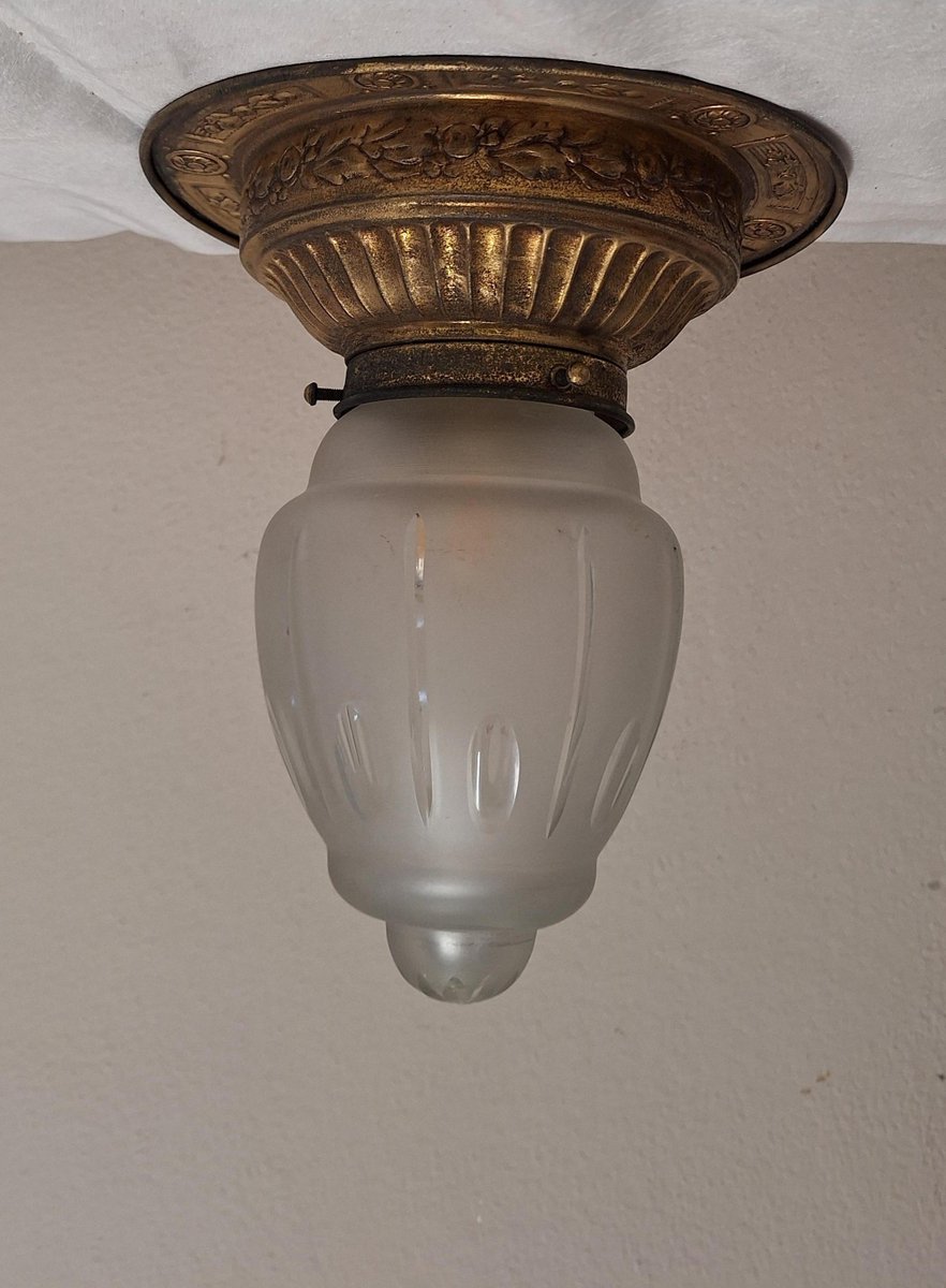 Jugendstil Deckenlampe mit großer Rosette aus geprägtem Messing und tropfenförmigem Glasschirm