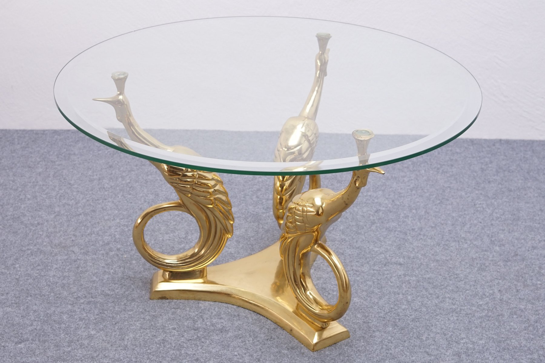 Mesa de centro Hollywood Regency con pavos reales, años 60 en venta en