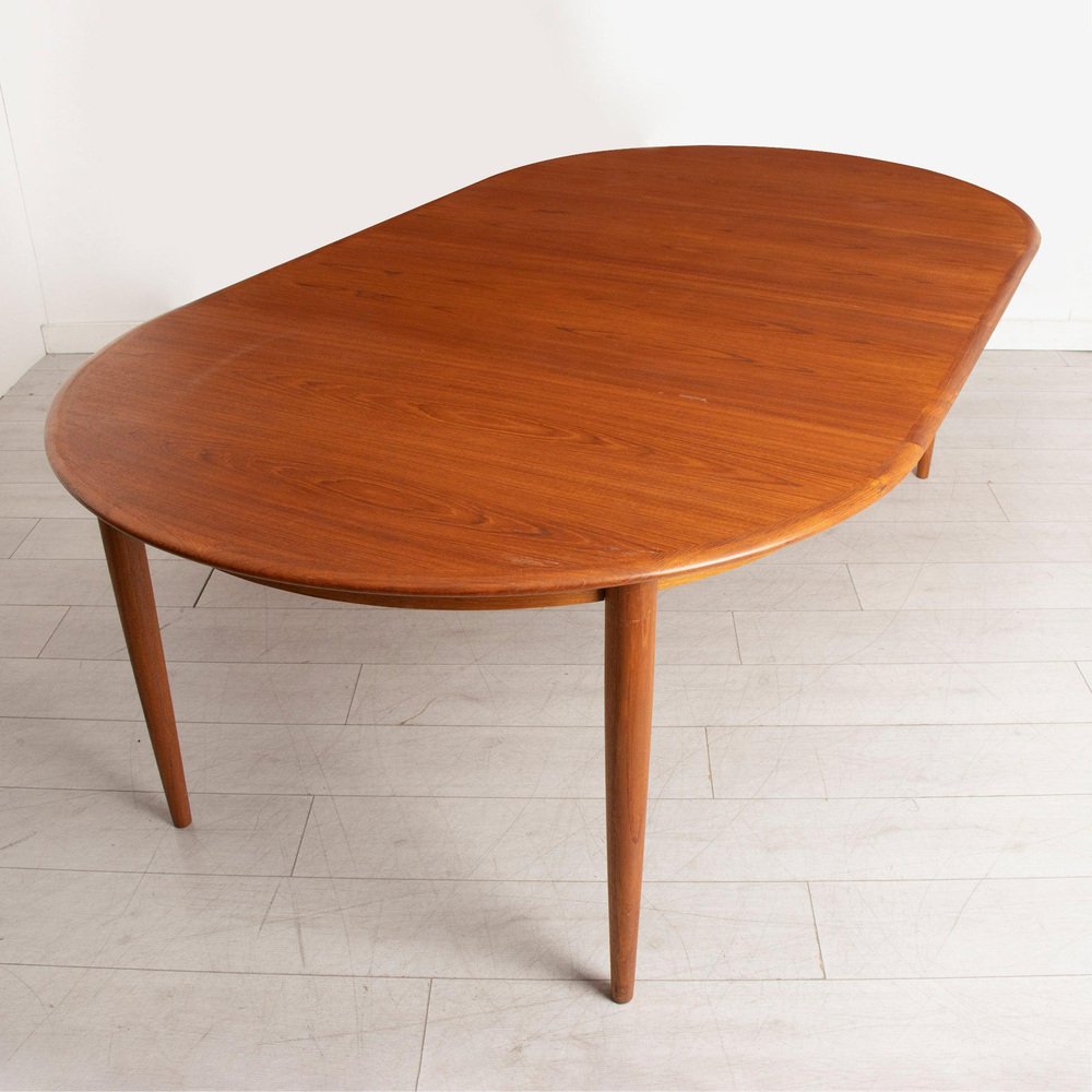 Mid-Century Danish Round Extendable Dining Table in Teak for sale at Pamono