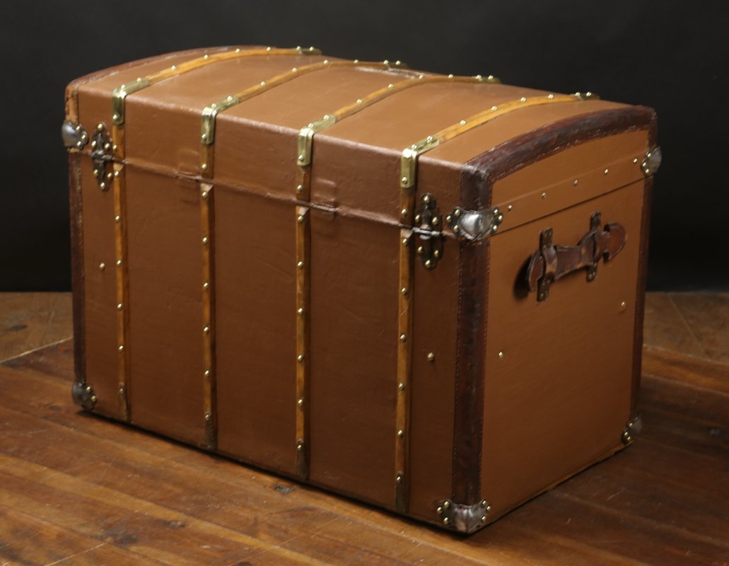 Belgian Curved Leather Trunk from Delvaux, 1920s for sale at Pamono